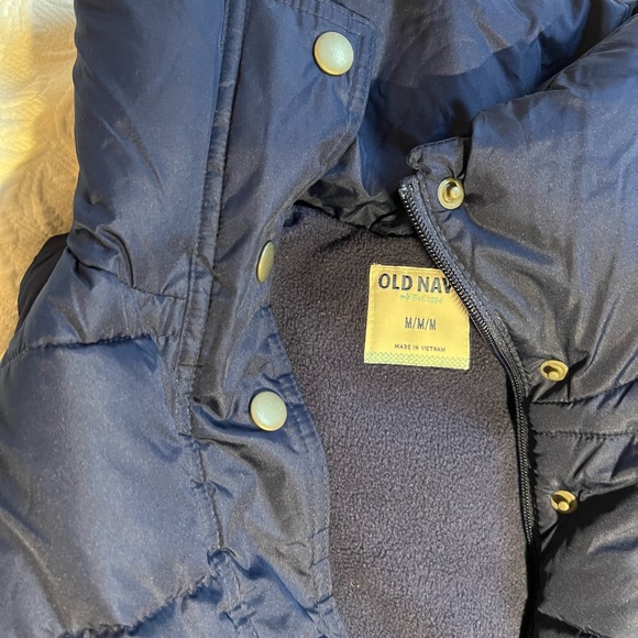 Old navy Puffer Vest size medium. Bought in thrift store. Used once - Picture 2 of 2